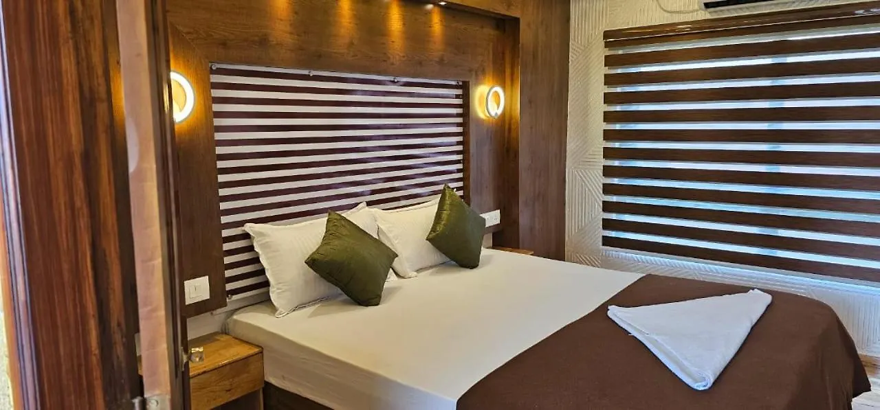 Úszó hotel Lakenest Day Cruise Alappuzha